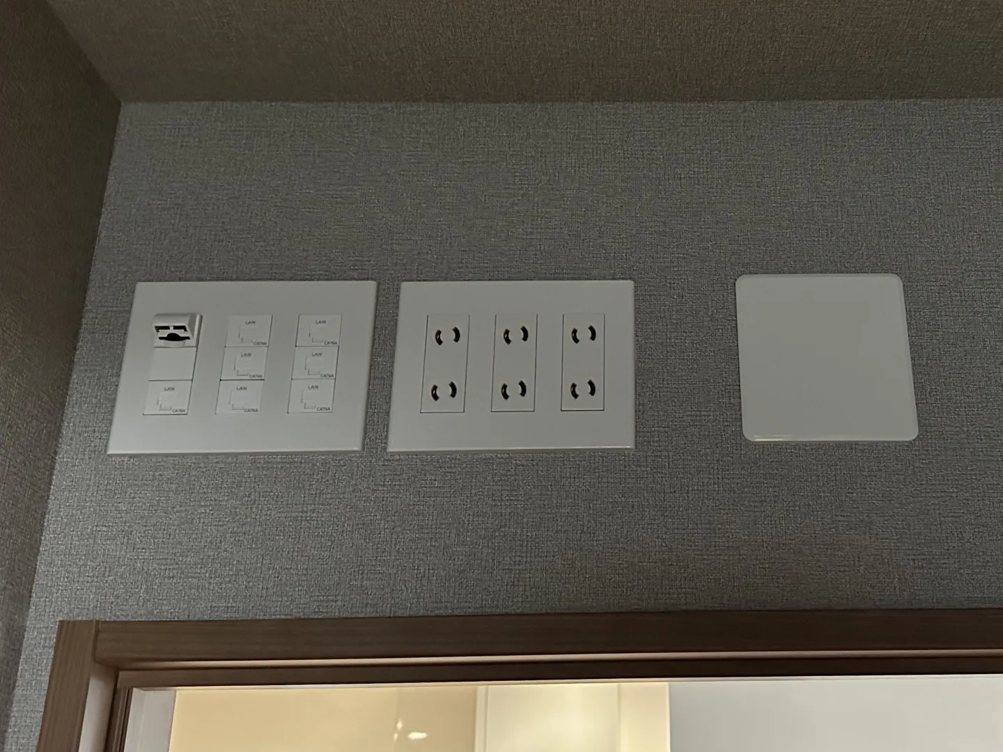 情報分電盤（なぜか棚板がない）